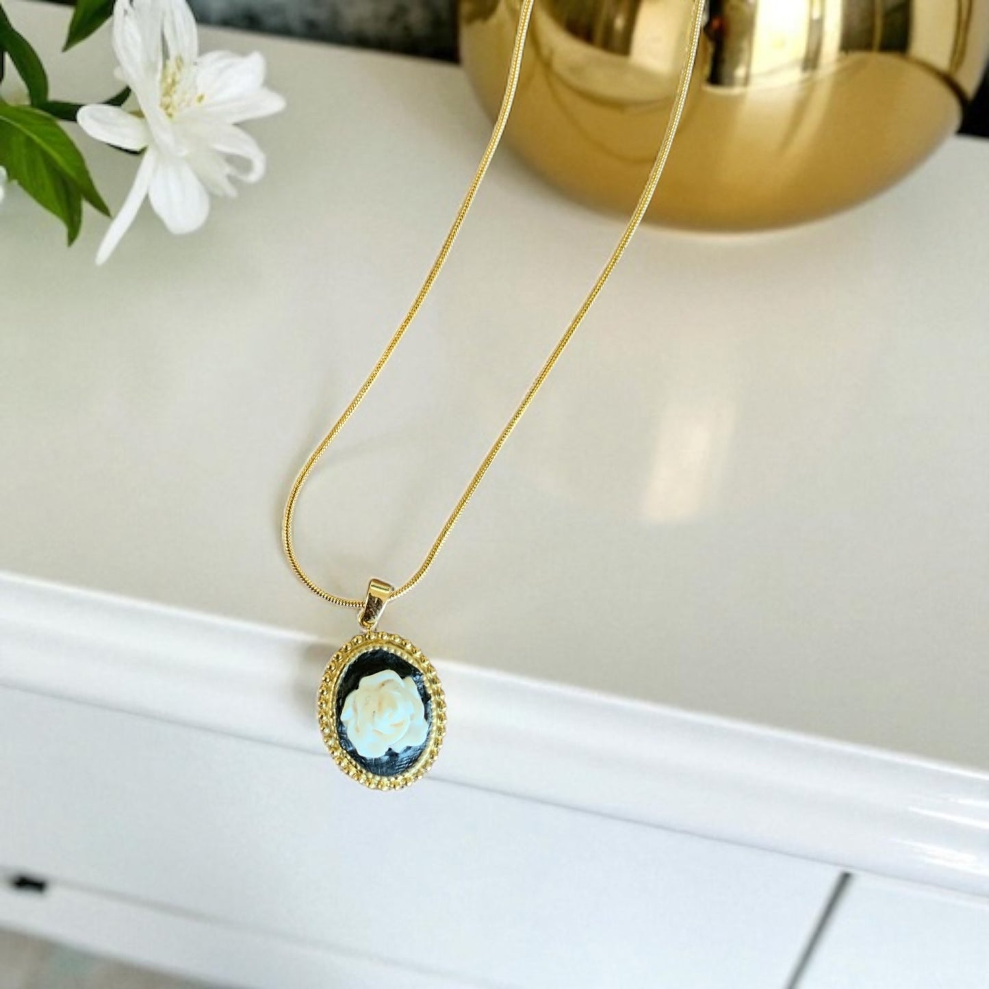 Collier - Cadran en forme de rose blanche